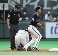 　４回、三走・万波（左）が走塁死する（撮影・中島達哉）