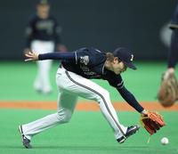 　４回、中島の打球をファンブルする山岡（撮影・中島達哉）