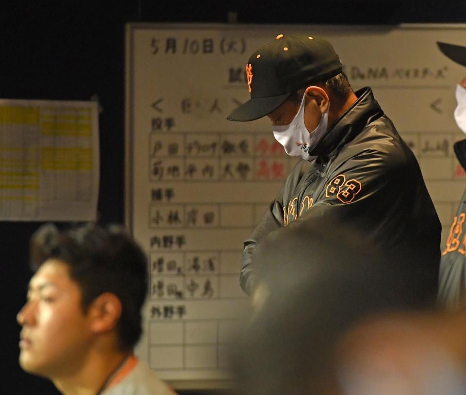 　７回、下を向く原監督（撮影・伊藤笙子）