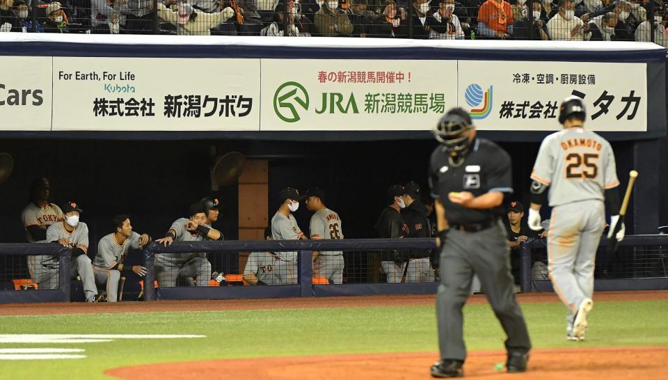 　岡本和（右）が空振り三振に倒れ、５連敗となった巨人ナイン（撮影・伊藤笙子）
