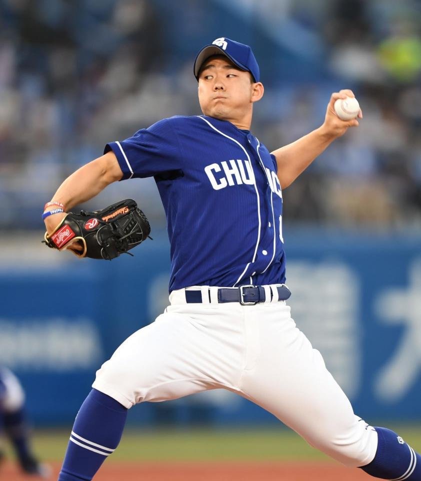 　力投する先発の小笠原（撮影・開出牧）