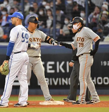 　２回、右前打を放った中田（奥左）＝撮影・伊藤笙子