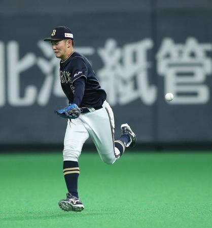 ６回、松本剛の打球を後逸した野口（撮影・中島達哉）