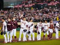 　連勝を１１に伸ばし、スタンドのファンにあいさつする田中将（左から４人目）ら楽天ナイン