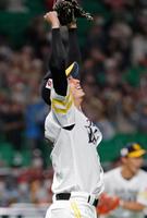 ノーヒットノーランを達成し、ガッツポーズする東浜