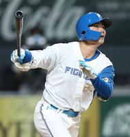 ２回、２点適時二塁打を放つ清宮（撮影・中島達哉）