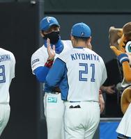 勝利をあげ、清宮（右）を迎える新庄ビッグボス（撮影・中島達哉）