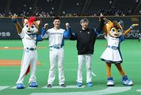 ２打点の清宮（左から２人目）と今季初勝利をあげた金子（右から２人目）＝撮影・中島達哉