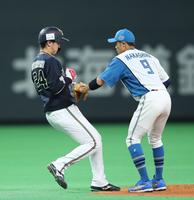 ５回、二走・紅林が走塁死（撮影・中島達哉）