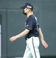 ７回、選手交代を告げる中嶋監督（撮影・中島達哉）