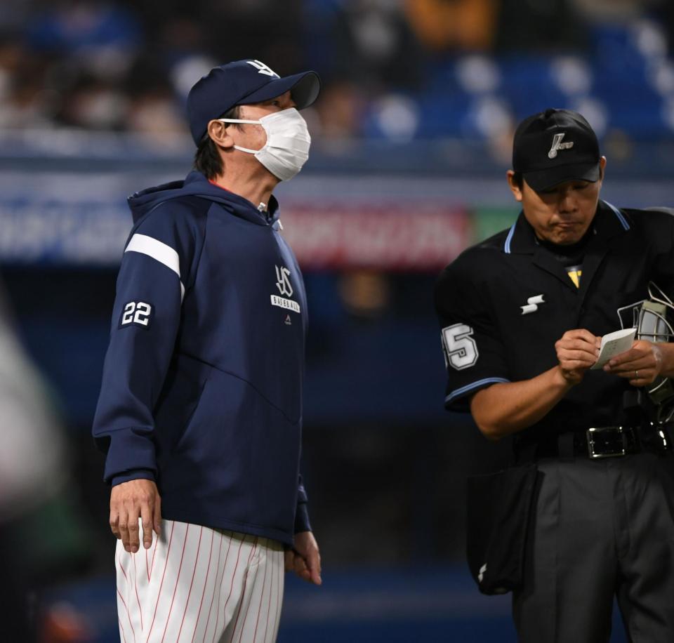 　８回、投手交代を告げる高津監督（撮影・開出牧）