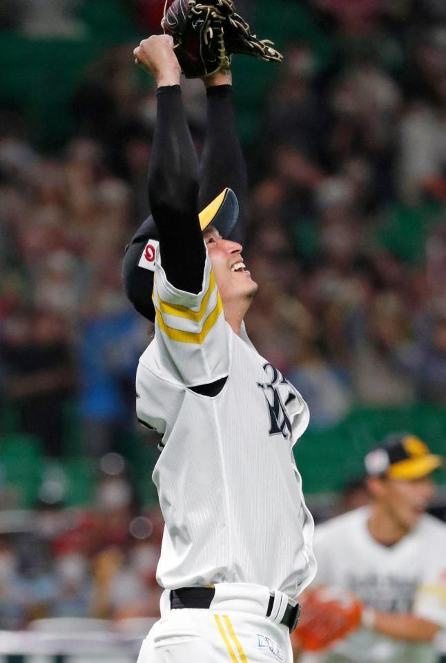 ノーヒットノーランを達成し、ガッツポーズする東浜