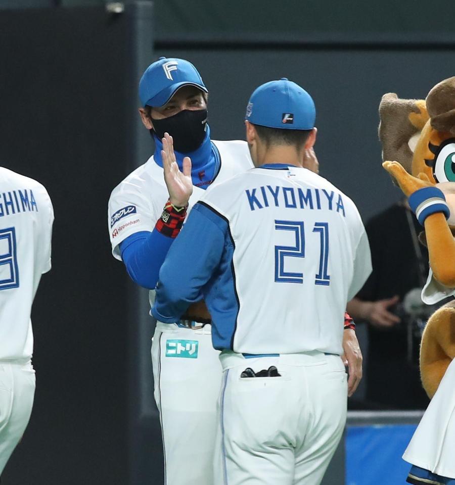 勝利をあげ、清宮（右）を迎える新庄ビッグボス（撮影・中島達哉）