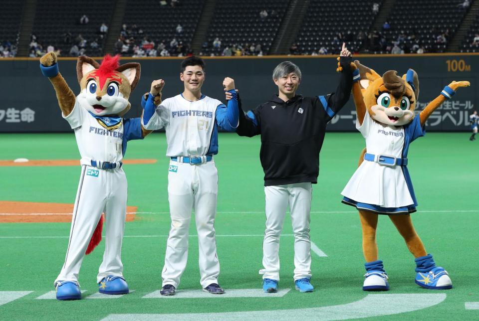２打点の清宮（左から２人目）と今季初勝利をあげた金子（右から２人目）＝撮影・中島達哉