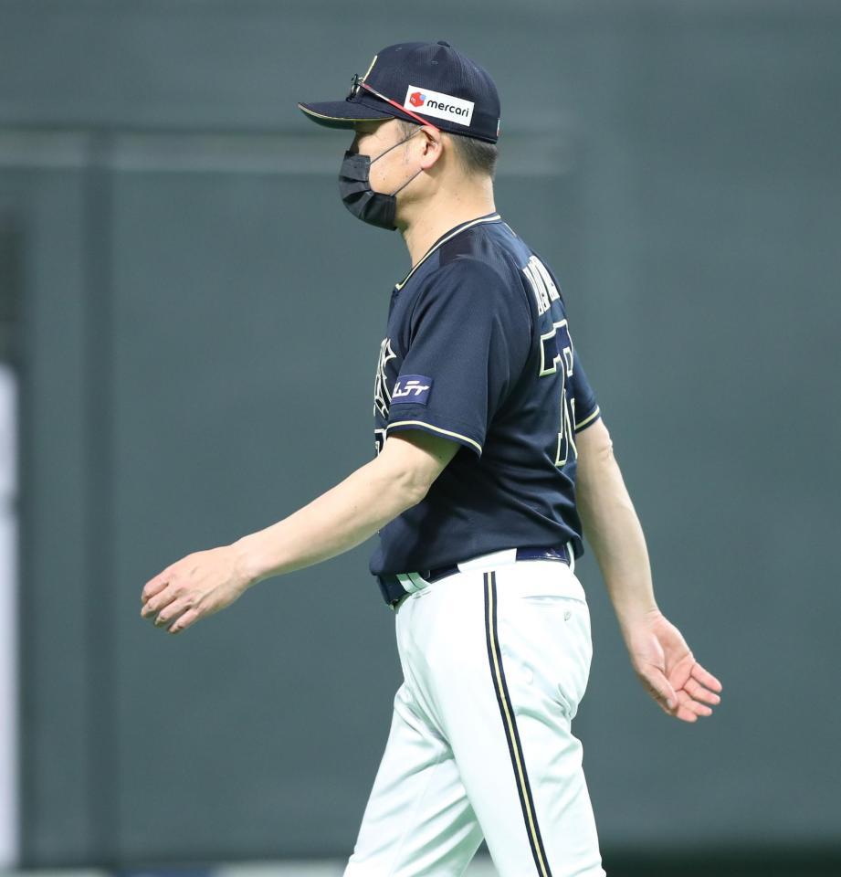 ７回、選手交代を告げる中嶋監督（撮影・中島達哉）