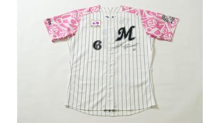 　井口資仁監督直筆サイン入りピンクユニホーム（球団提供）
