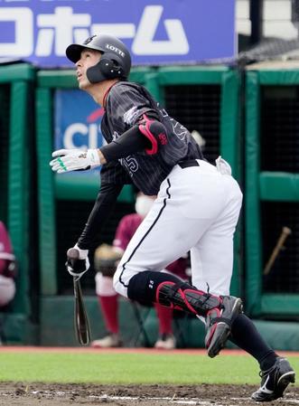 　２回、岡が左中間に先制２ランを放つ