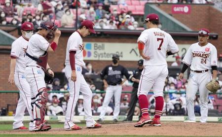 　７回途中、降板を告げられた先発の岸（左から３人目）