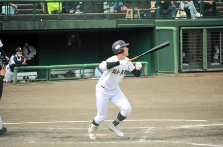 　同点の三回に勝ち越しの犠飛を放つ田中