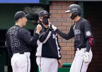 　２回、先制２ランを放った岡（右）を迎えるロッテ先発の美馬（左）