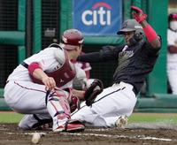 　７回、高部の二ゴロで走者エチェバリアが本塁を突き生還。捕手炭谷