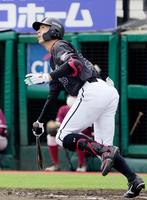 　２回、岡が左中間に先制２ランを放つ