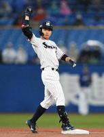 　１回、先制の中越え適時二塁打を放ちガッツポーズを決める山崎（撮影・開出牧）