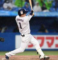 　１回、左前適時打を放つ山田（撮影・開出牧）