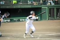 　同点の三回に勝ち越しの犠飛を放つ田中