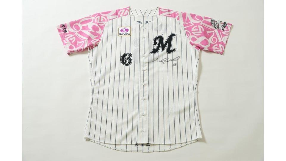 　井口資仁監督直筆サイン入りピンクユニホーム（球団提供）