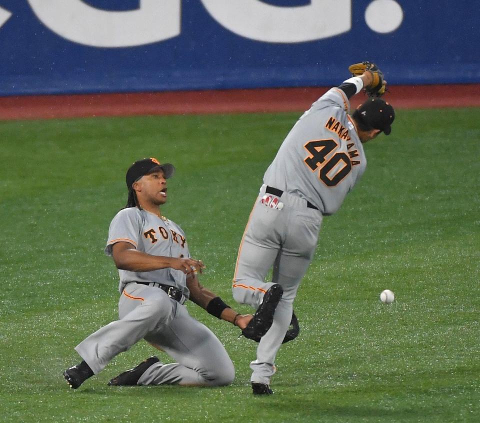 　１回、桑原の打球を捕球できなかったウォーカー（左）と中山（撮影・伊藤笙子）