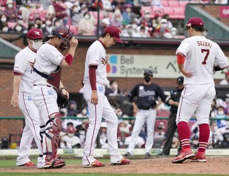 　７回途中、降板を告げられた岸（中央）