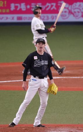 　７回、野口（奥）を空振りの三振に仕留めた佐々木朗（撮影・坂部計介）