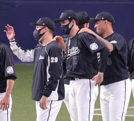 　４勝目のウイニングボールを手にナインとタッチをかわす佐々木朗（中央）＝撮影・坂部計介