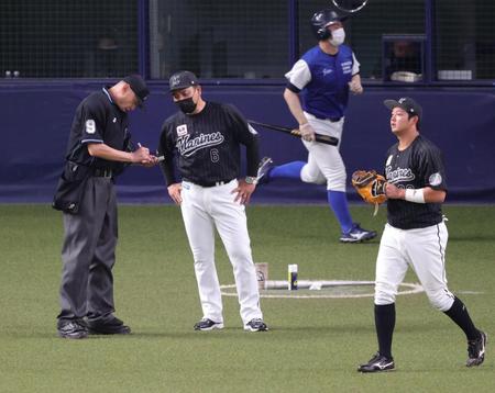 　８回、バッテリーの交代を告げる井口監督（撮影・坂部計介）