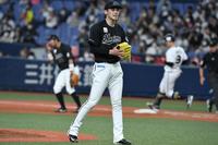 　５回、野口（９）に安打を放たれた佐々木朗（撮影・石井剣太郎）