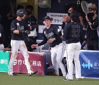 　８回、佐藤のスクイズで生還した高部を迎える佐々木朗（撮影・坂部計介）