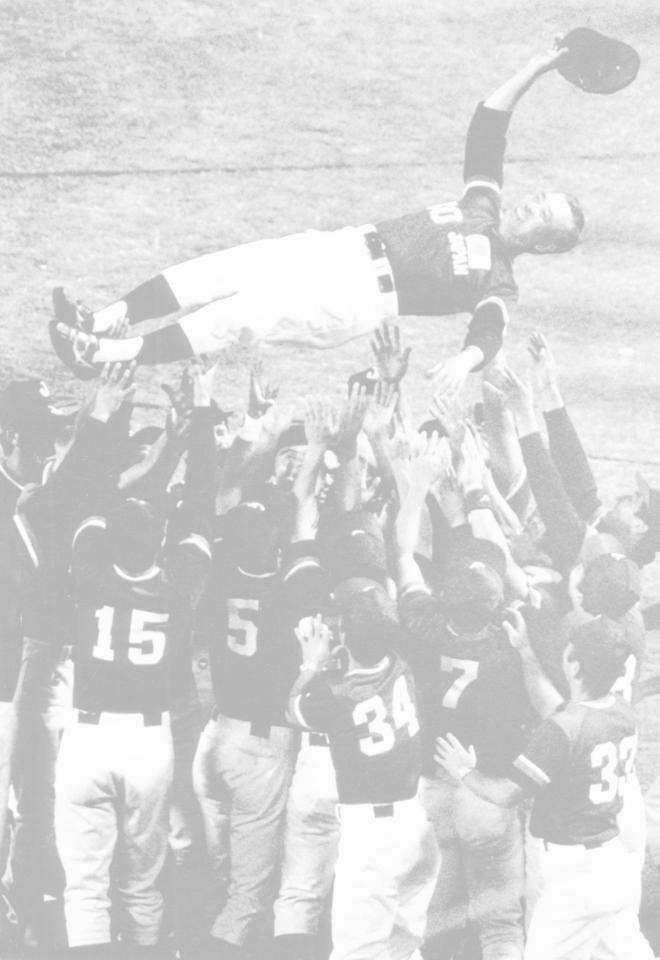 　ロス五輪で金メダルに輝き胴上げされる松永怜一さん（ＵＰＩ＝共同）