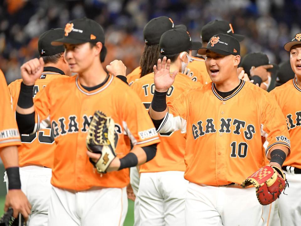 　勝利に貢献し、原監督（左奥）とハイタッチする中田（撮影・伊藤笙子）