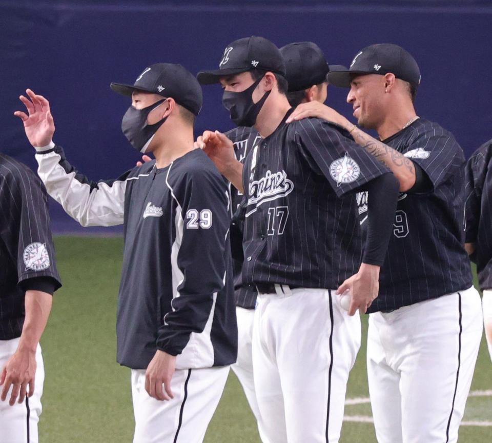 　４勝目のウイニングボールを手にナインとタッチをかわす佐々木朗（中央）＝撮影・坂部計介