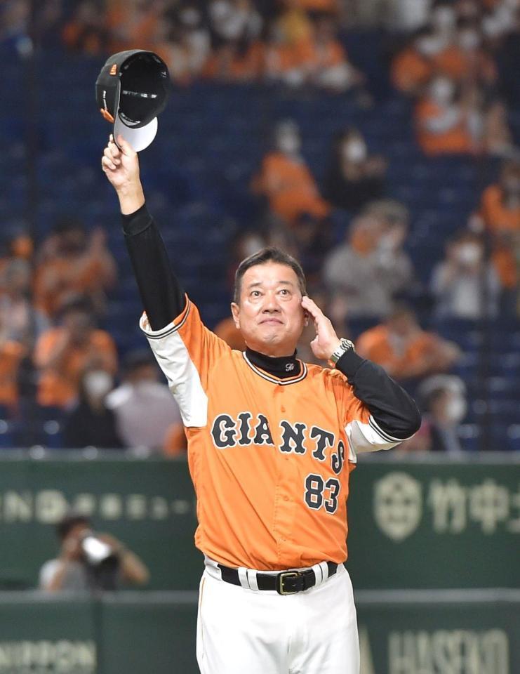 　勝利を収め、スタンドに応える原監督（撮影・伊藤笙子）