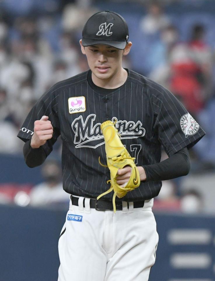 　６回、バレラを空振り三振に討ち取り、力強くガッツポーズする佐々木朗（撮影・石井剣太郎）