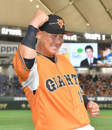 　逆転満塁弾でヒーローとなり、こん身のガッツポーズで喜ぶ中田（撮影・伊藤笙子） 