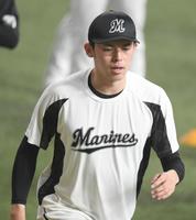 　練習で汗を流す佐々木朗（撮影・石井剣太郎）