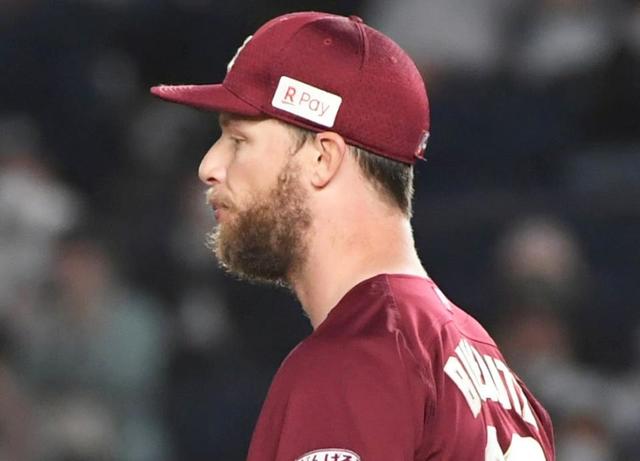 楽天・逆転許す　ブセニッツが右足に打球直撃で負傷降板　安楽が連続適時打と痛恨暴投