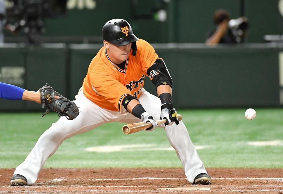 　４回、バントを成功させた中田（撮影・伊藤笙子）