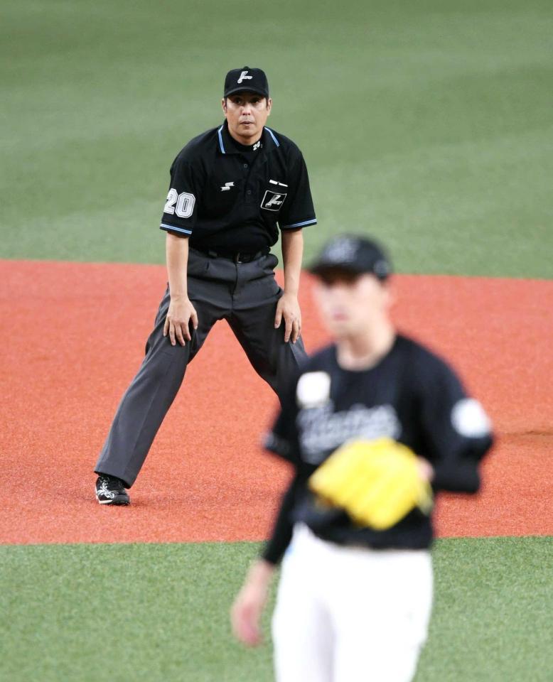　審判を務める白井塁審。手前は先発の佐々木朗