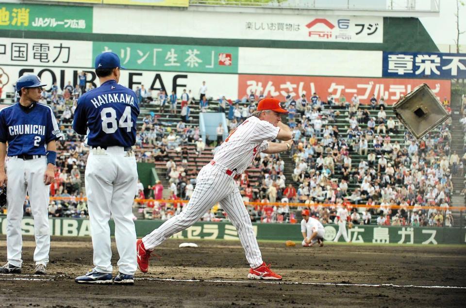 　広島対中日戦の３回、ロマノの退場判定で激怒。一塁ベースを引き抜き、放り投げる広島・ブラウン監督＝２００６年５月７日