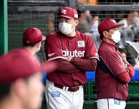 　９回、ベンチで腕組みする石井監督（中央）