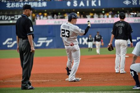 　５回、勝ち越しの適時三塁打を放ち、塁上でガッツポーズする伏見（撮影・和田康志）